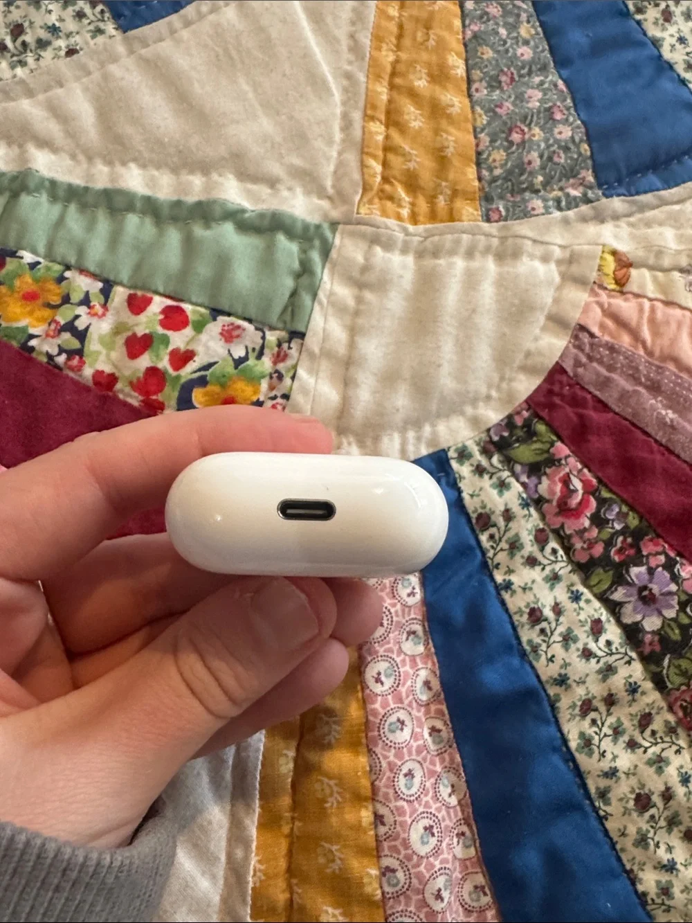 Apple 4th generation White Wireless Earbuds Charging Case and earbuds no box